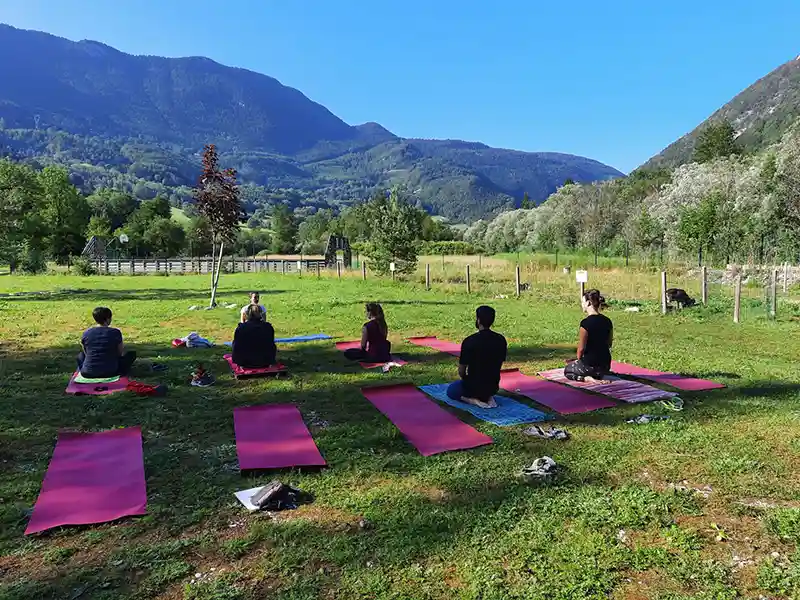 cours de yoga face aux montagne du Jura