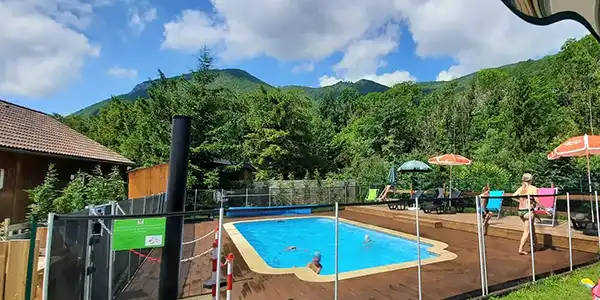 piscine avec vue monts Jura
